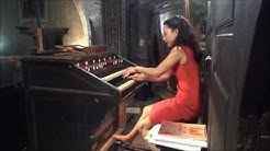 Lydie Solomon à l'orgue dans la Toccata de Ravel