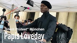 Papis Loveday als Sprecher beim „Silent Protest“ auf dem Münchner Königsplatz
