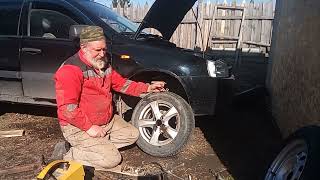 картинка: Как открутить прикипевшие болты на литом диске Лады Калина.