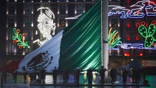 Izamiento de bandera en memoria de víctimas de los sismos de 1985 y 2017, desde la Ciudad de México