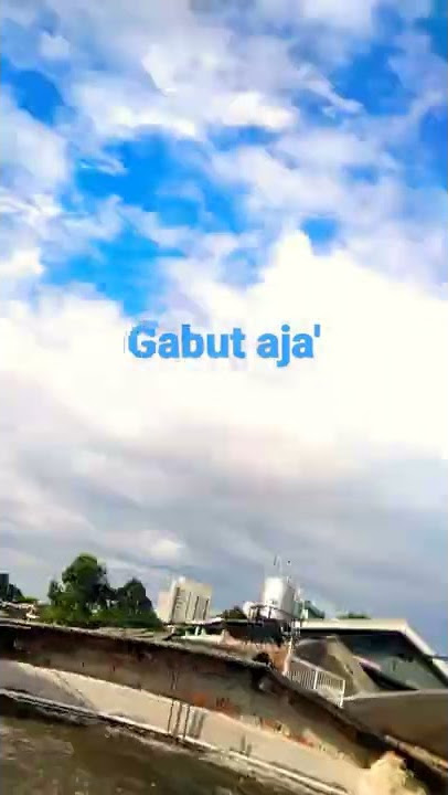 gambut lagi ngevidioin awan doang