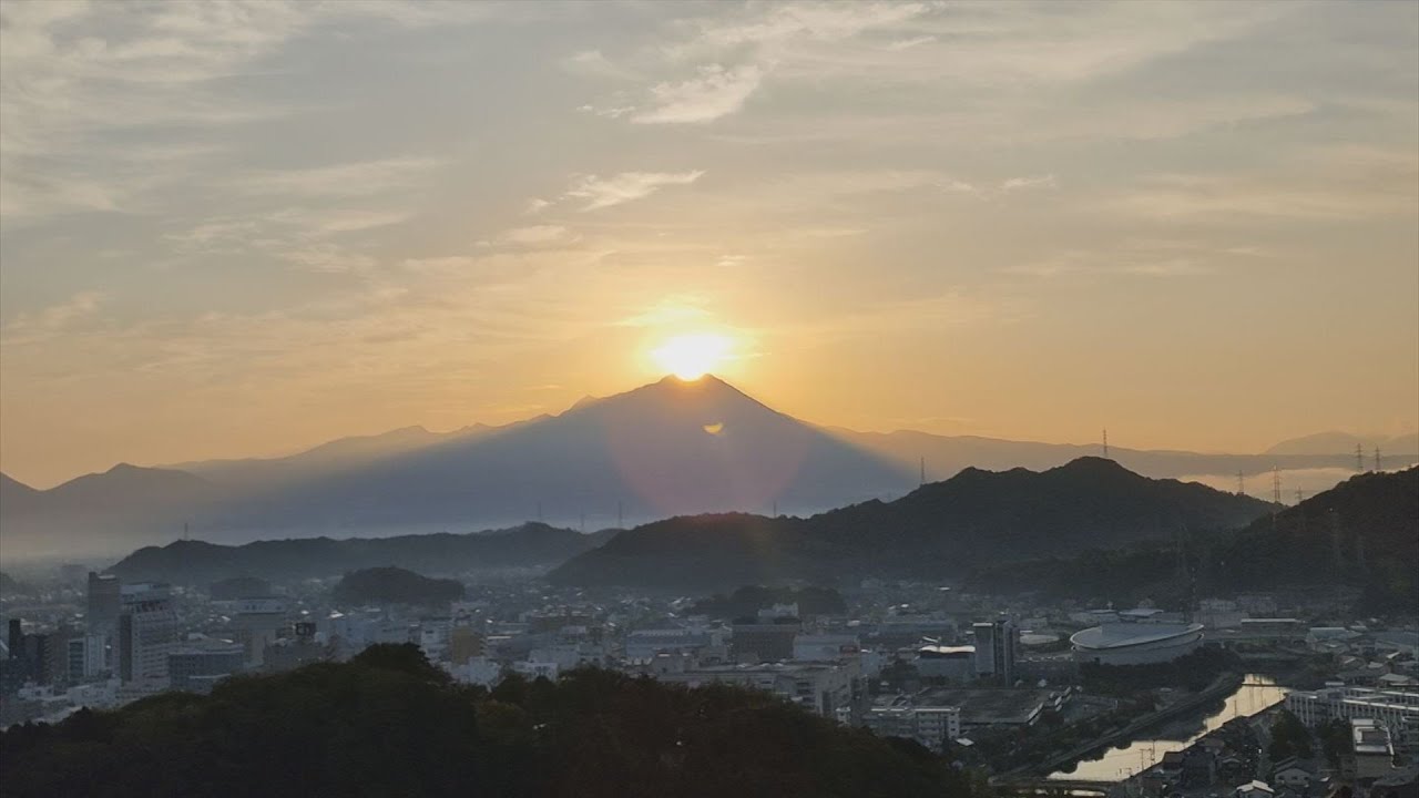 見えた!幻の絶景「ダイヤモンド大山」米子城跡に歓声響く - YouTube