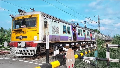 Super Speedy Old Single Wind Shield EMU Trains Skip Between Railgate Furiously | Eastern Railways