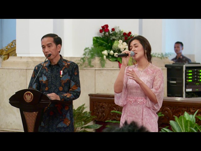Ketika Raisa Bernyanyi Di Samping Presiden Jokowi class=