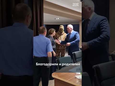 Наградили за отвагу. Бойцам СВО вручили медали.