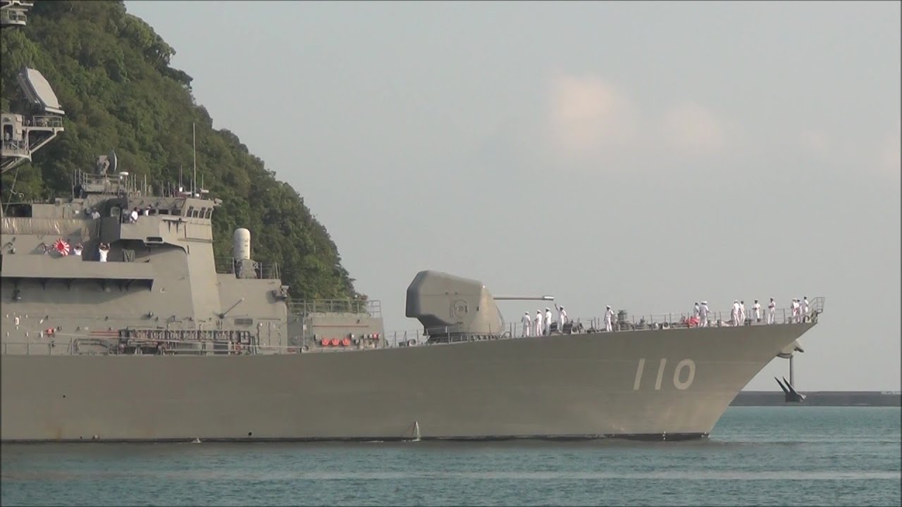 80年前に思いを寄せて 旗を振る 護衛艦たかなみ高知須崎出港2 令和7年8