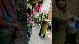 বকেয়া সদস্যের মায়ের সাথে তর্ক বিতর্ক।