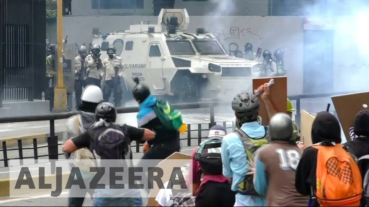 اشتباكات بين متظاهرين فنزويليين والشرطة في كاراكاس
