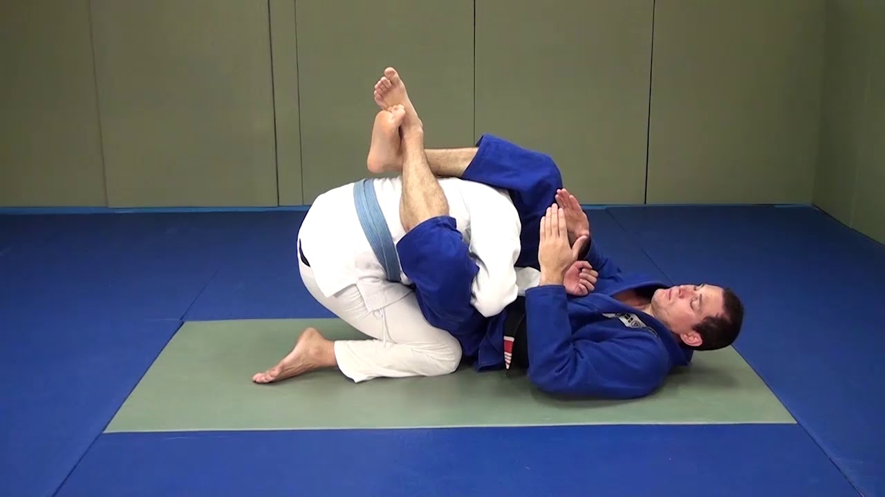Você cruza as pernas quando vai fazer um armlock? Não faça mais isso