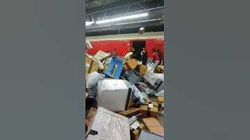 Courier service in INDIA🤣🤣 Laptop and other costly items are handling like this. 😆😆