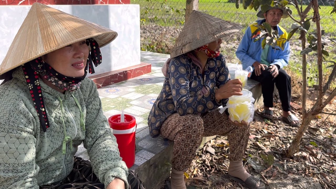 2 Em Dọn Dẹp Sân Vườn Sạch Sẽ Chuẩn Bị Chào Mừng Năm Mới.