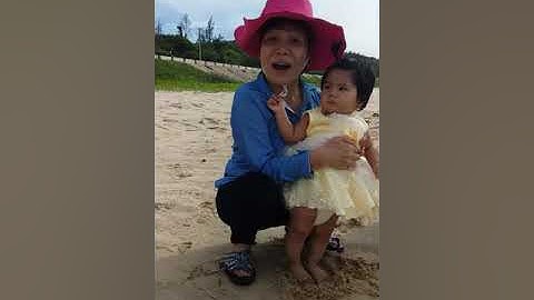 Bé cherry đi đồi cát mũi né