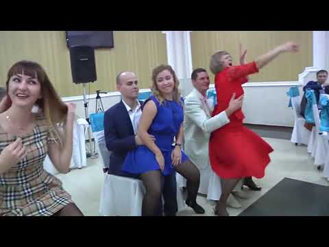 Russian wedding ilginç rus düğünü değişik gelenekler kadınlar kocalarının üzerinde oynuyor