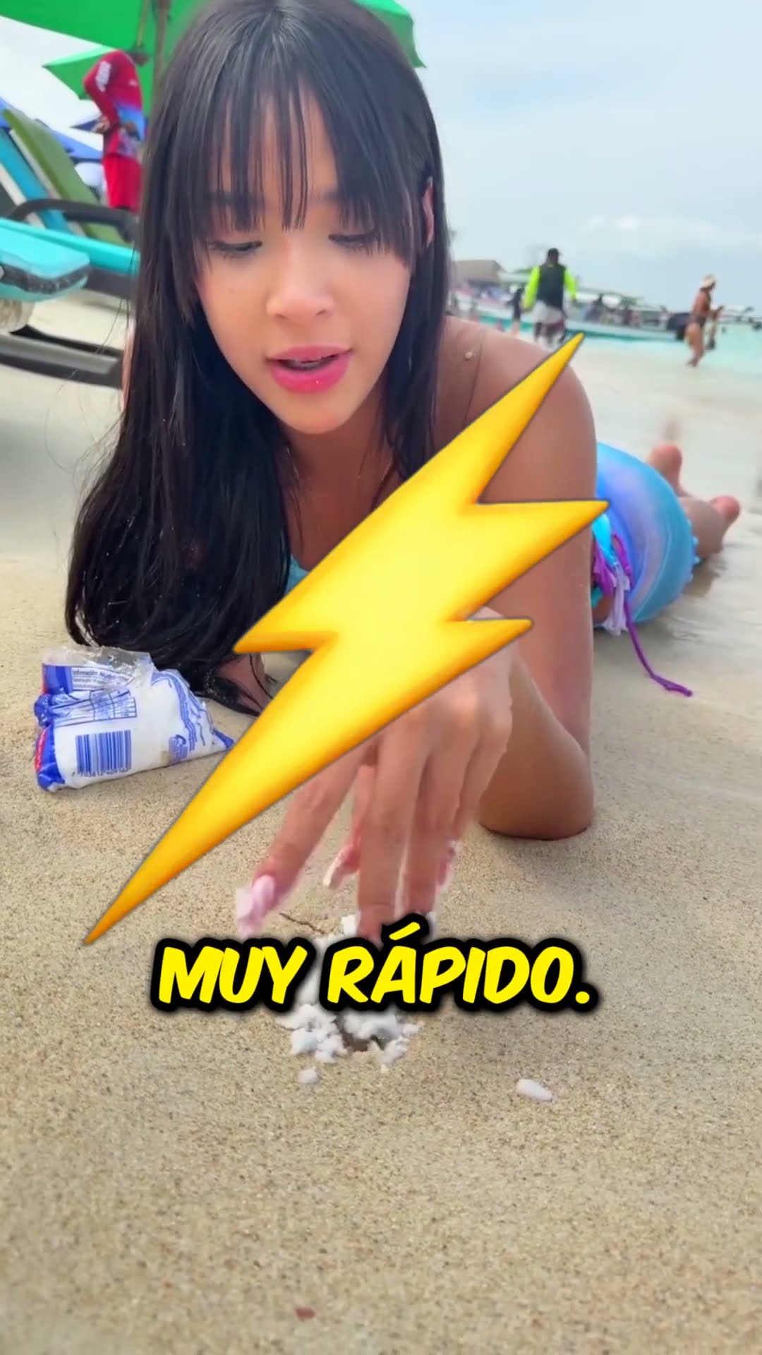 Ella echó sal en la playa y ESTO sucedió ?