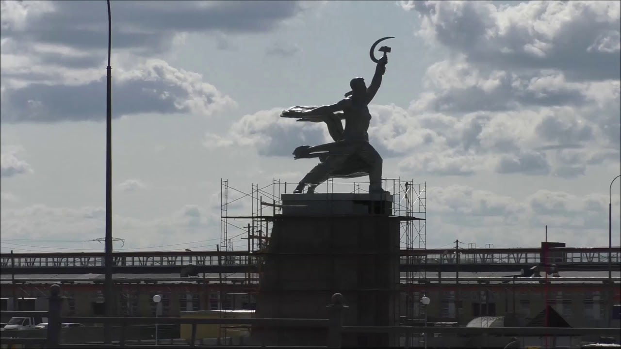 Рабочий и крестьянка. Скульптуры веры мухиной в лужниках. Памятник на вднх рабочий и колхозница. Церковников рабочий и колхозница. Вадим церковников скульптор работы.