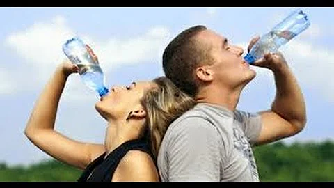 ¿Beber más agua hidrata el cabello?
