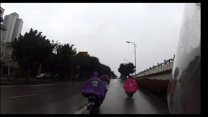 Driving a Motorcycle in the rain in China (Electric Motorcycle) - DayDayNews