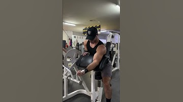 CURL PREDICADOR UNILATERAL EN MÁQUINA