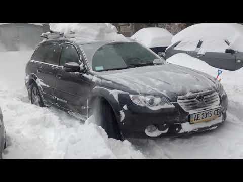 Subaru Outback 4х4 пробует выехать из сугроба в 50 см