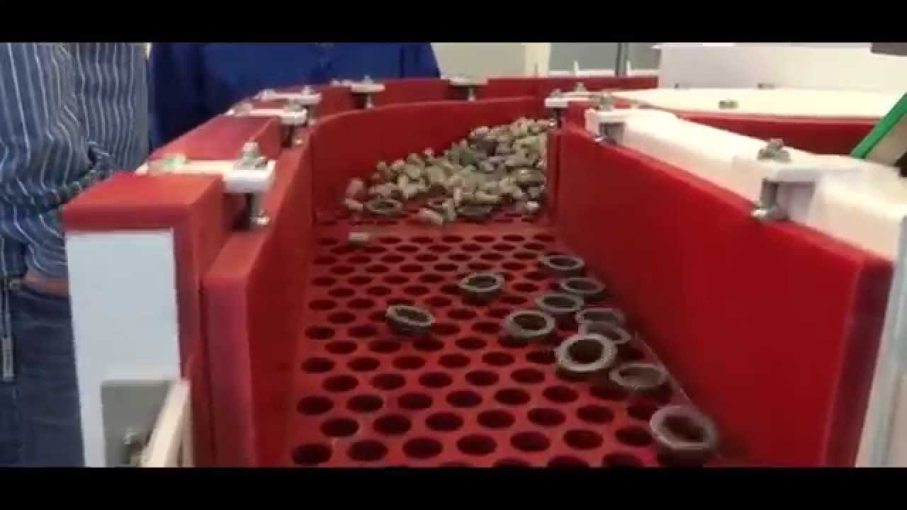 Vibratory finishing of the steel parts (transmission) - standard deck media separation