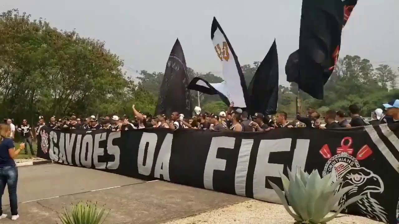 Corinthians chega em Cuiabá sob protesto da torcida; “vamos jogar bola” –  Só Notícias