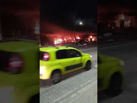 Estação do BRT Mato Alto pegando Fogo.  Bombeiros apagando o incêndio.06/06/2022