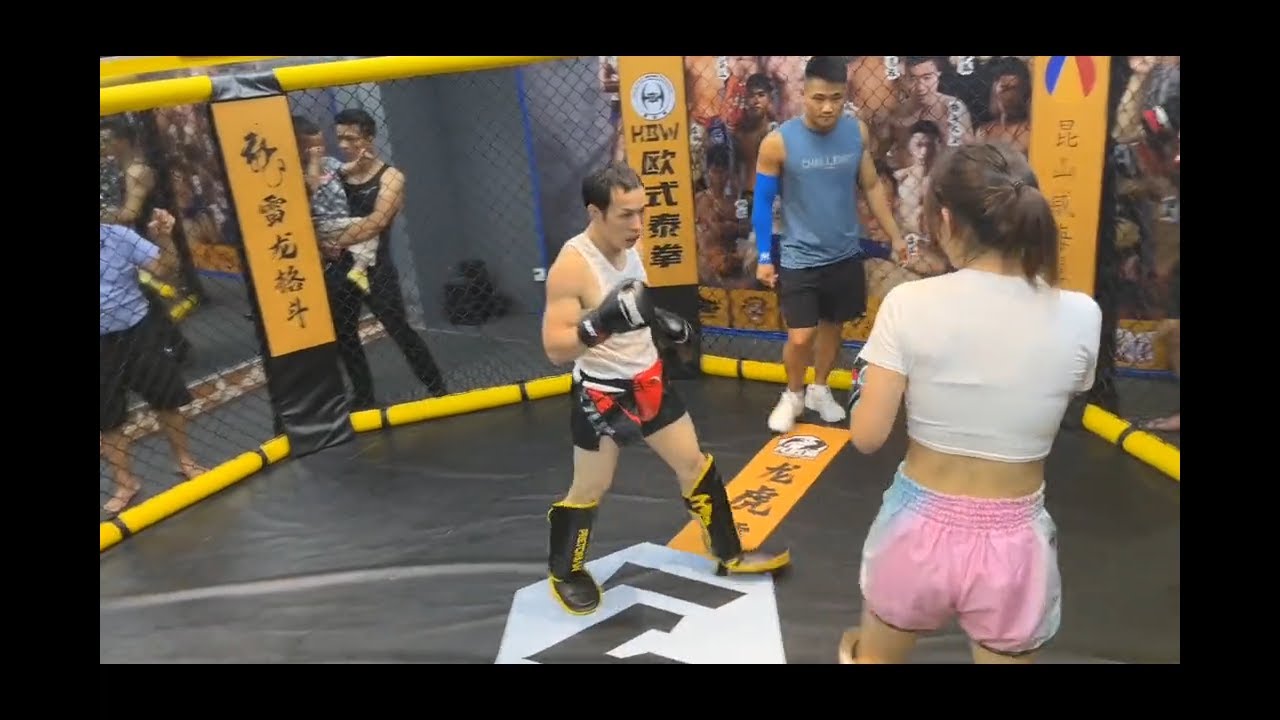 Подражатель Брюса Ли бросает вызов девушке из Муай Тай