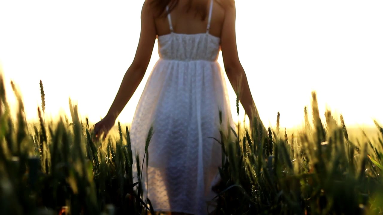 Раз два три белом платье. Девушка в поле. Девушка в сарафане. Девушка в белом платье в поле. Сарафан для фотосессии в поле.