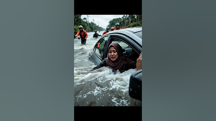 Detik-Detik Wanita Diselamatkan dari Mobil yang Terendam Banjir!