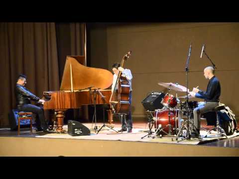 Видео: Benito Gonzalez Trio (USA - UKR) - 'Round Midnight