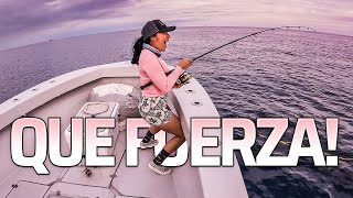 Ella Atrapa un Pez Enorme - Pesca de Atún!