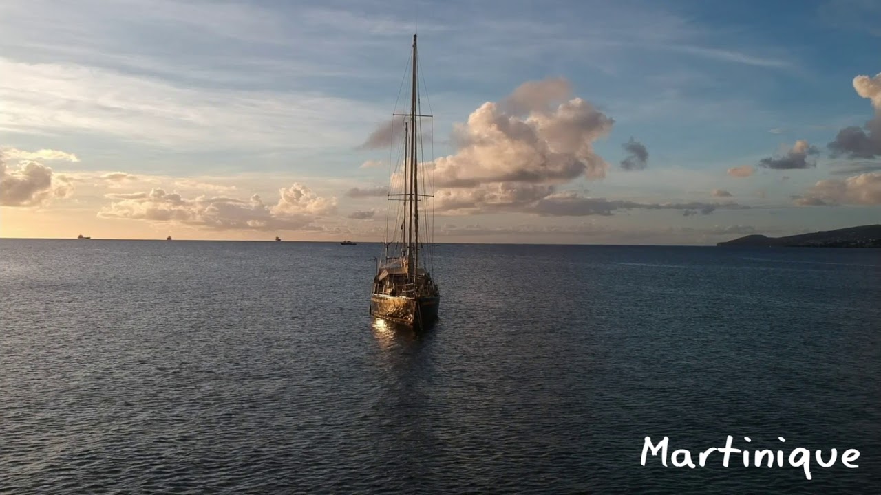 Bateau De Pirate Au Coucher De Soleil Martinique