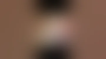 خلودة عم يحاكي بنوتة بالسر 