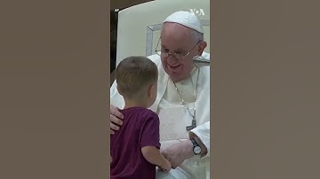 Bé trai gây chú ý tại bài giáo lý hàng tuần của Đức Giáo hoàng  | VOA Tiếng Việt