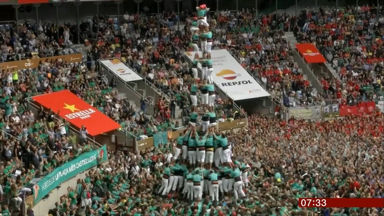 Human tower competition in Tarragona (Spain) BBC News 8th October