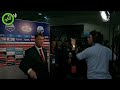 Louis van Gaal kan niet van de camera afblijven