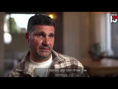 שלומי קוריאט מופיע בפני המפונים והלוחמים - ומשתדל לשמור על חיוך