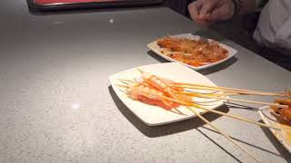 Peeling prawns using just skewers?!?!?!?