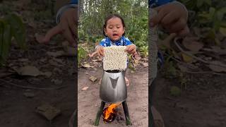 SurvivalSkills: Single momshow SMARTideas and USEFUL with noodles in forest#camping#bushcraft