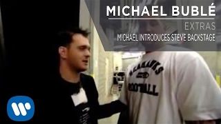 Michael Bublé - Michael Introduces Steve Backstage [Extra]