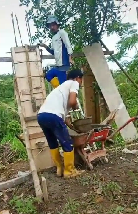 Melihataa ini;di kamfung!! sedang bekerja kuli bangunan..??