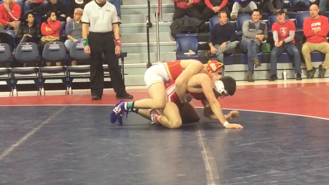 Bergen Catholic’s Chris Foca wins by major decision over Paulsboro’s Santino Morina