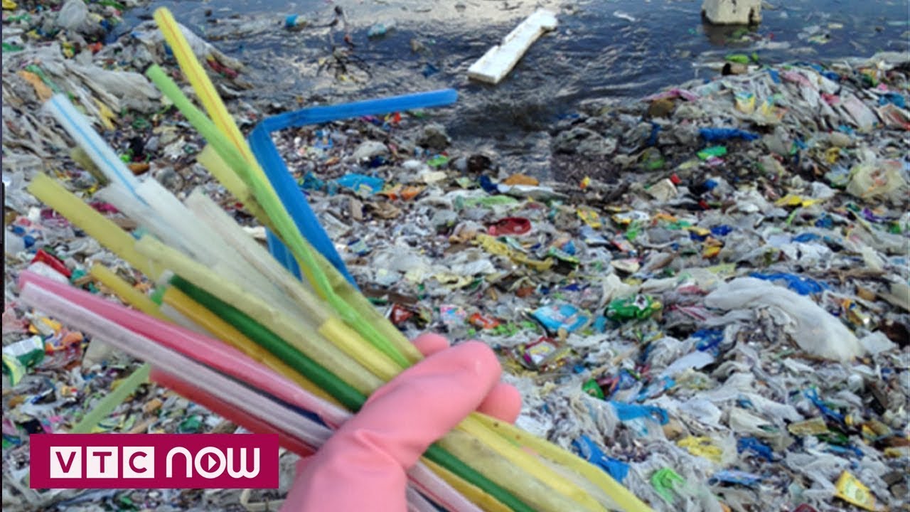 Ем полиэтилена. Пластиковое загрязнение. Пластиковые трубочки в океане. Загрязнение пластиком. Пластик экология.