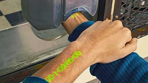 People stop aging at 25 and time becomes currency, the rich can live forever with beautiful woman