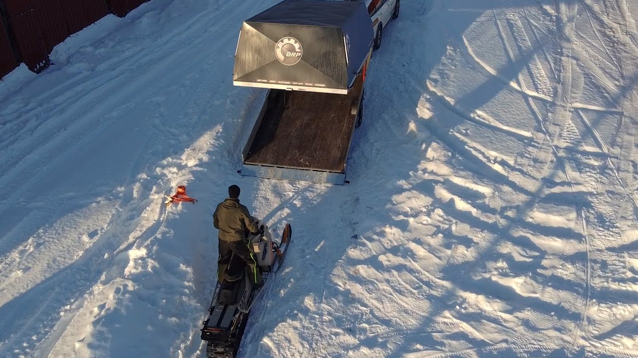 Ny på snöskoter: Lasta, säkra och lossa snöskoter på släpvagn