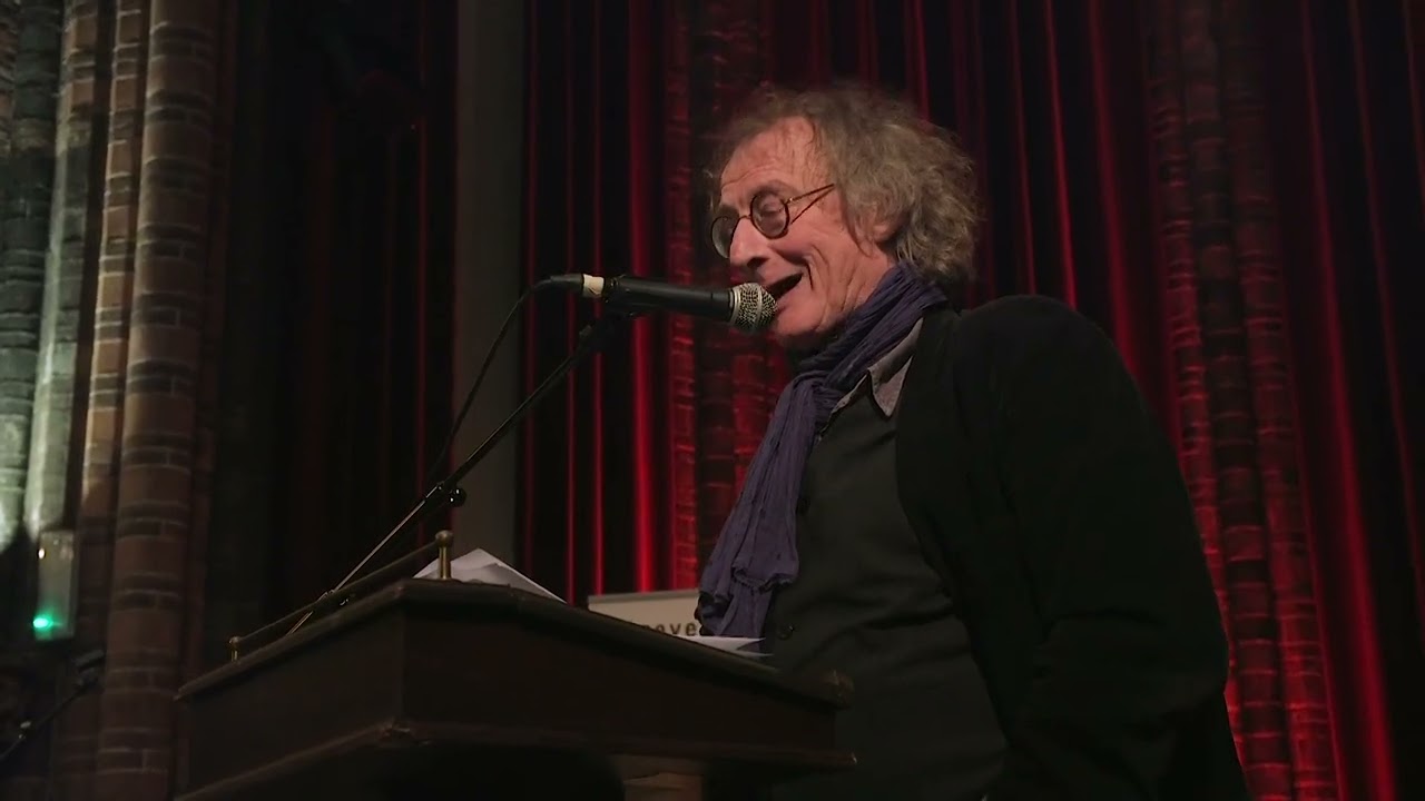 Auteur René den Ouden overhandigt eerste exemplaar