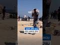 رجل جريح يكافح لحمل كيس طحين لإطعام أسرته رغم إصابته في ساقه بينما يجمع آخر ما تساقط على الأرض رجل جريح يكافح لحمل كيس طحين لإطعام أسرته رغم إصابته في ساقه بينما يجمع آخر ما تساقط على الأرض