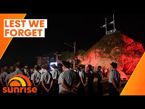 Anzac Day 2023: Australians pause to remember fallen diggers at services around the world