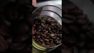 Roasting coffee at home with Saachi roaster | تحميص القهوة في المنزل بمحمصة 