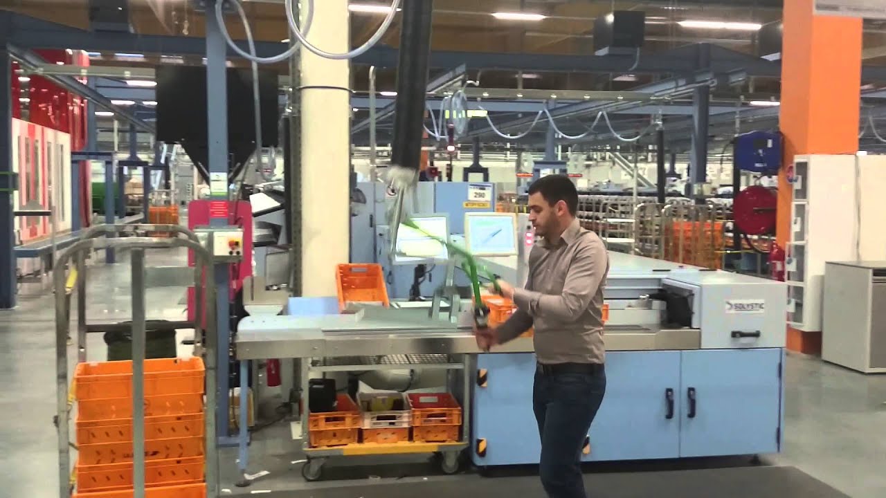 Manutention de bacs pour alimentation machines - YouTube